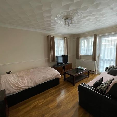 Spacious Bungalow In London, Near Central London, The Excel Centre And The O2, Ideal For Families Esterno foto