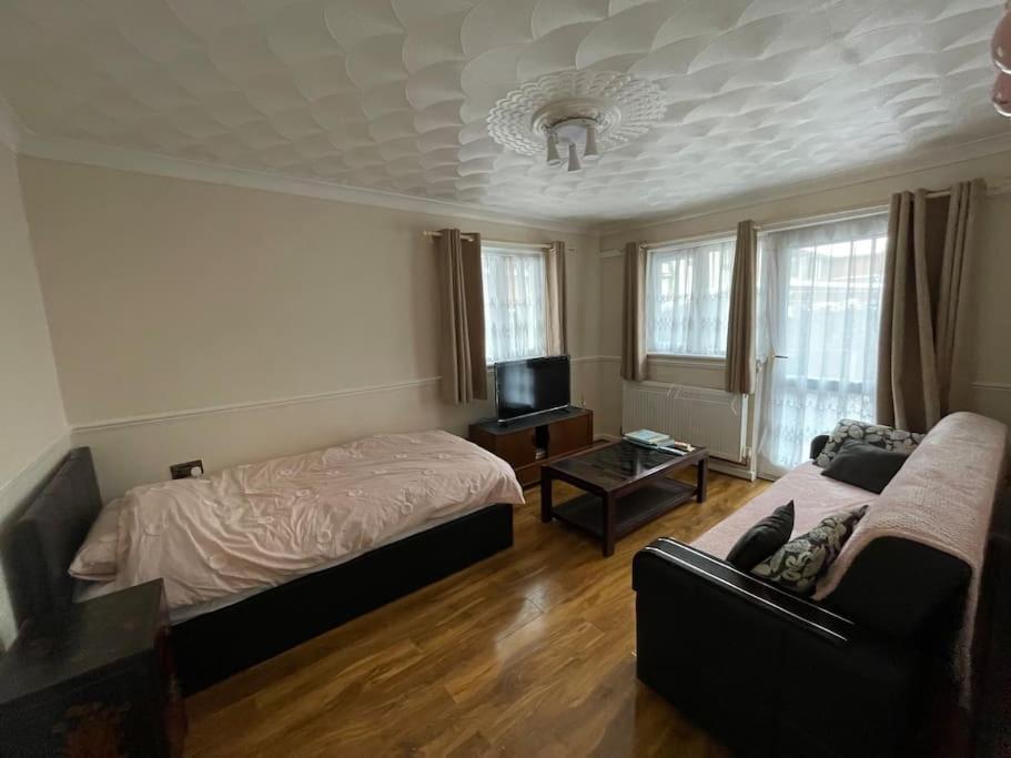 Spacious Bungalow In London, Near Central London, The Excel Centre And The O2, Ideal For Families Esterno foto